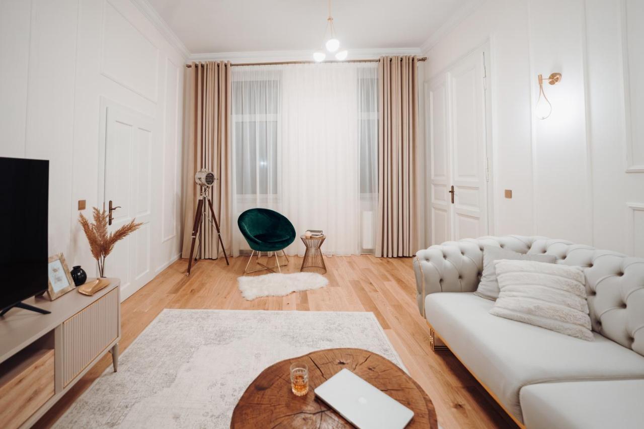 Fabulous And Fancy City Center Designer Apartment *