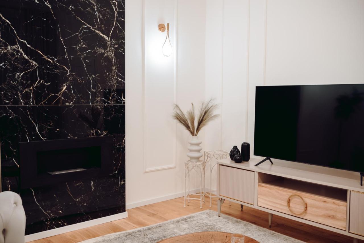 Fabulous And Fancy City Center Designer Apartment *