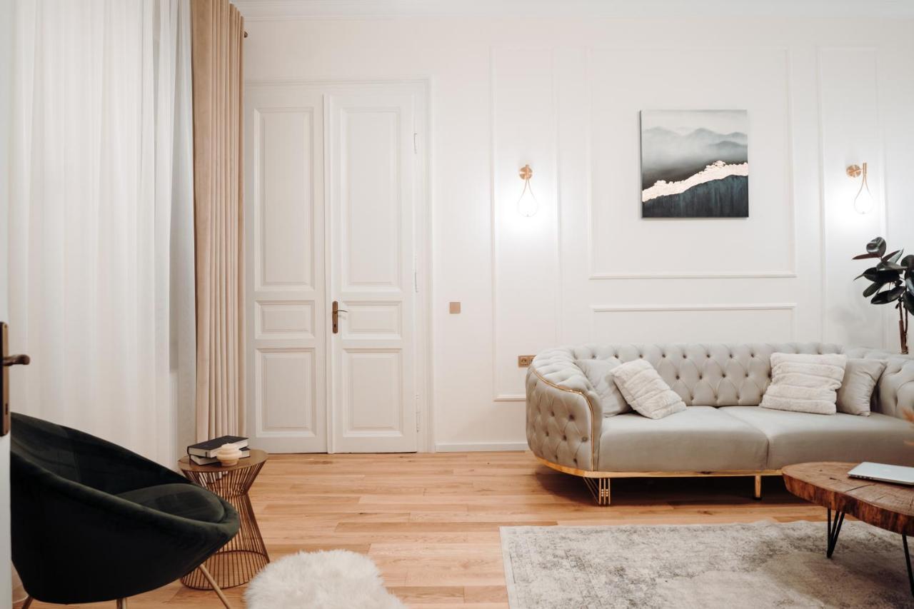 Fabulous And Fancy City Center Designer Apartment *