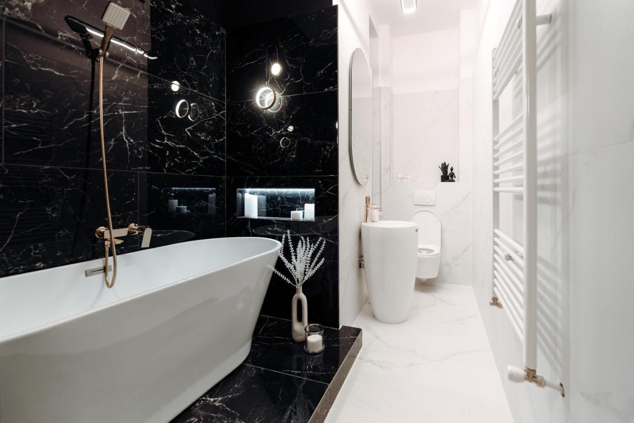 Fabulous And Fancy City Center Designer Apartment *