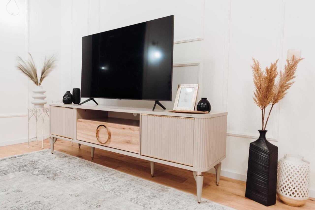 Fabulous And Fancy City Center Designer Apartment Cluj-Napoca